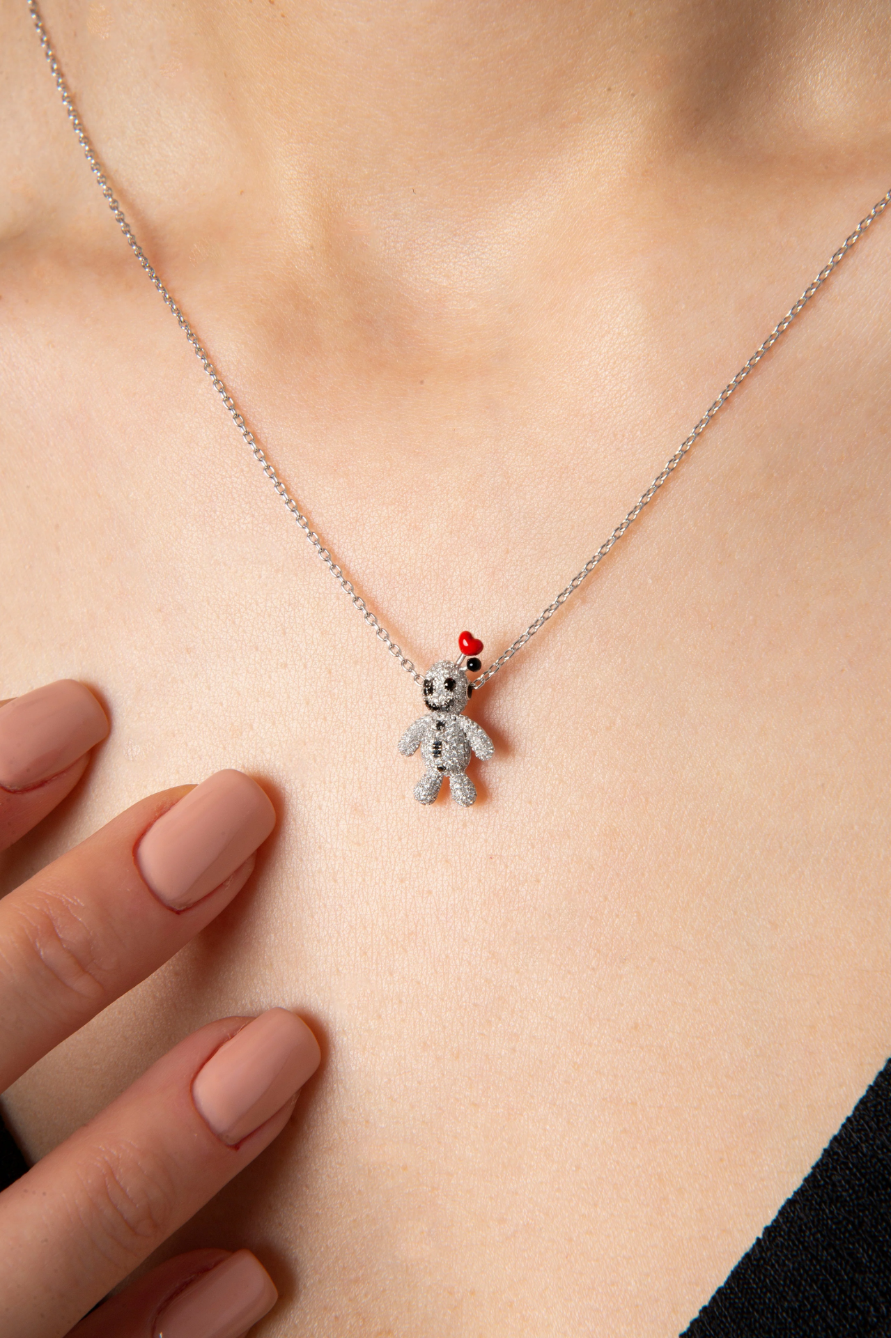 Mini Erzulie Loa Dolls Beyaz Altın Kolye resmi